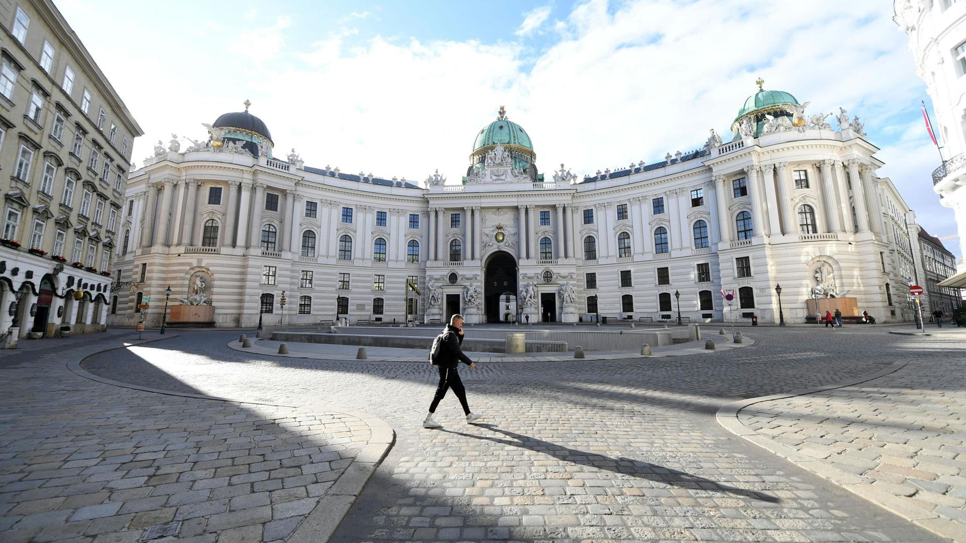 Ein Mann geht über den leeren Michaelerplatz in Wien. Für rund drei Wochen ist Österreich nun wieder im Corona-Lockdown.
