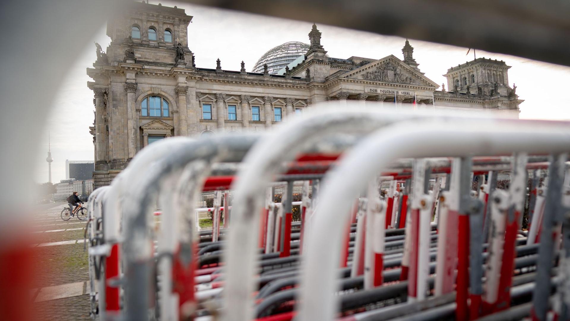 Absperrgitter stehen vor dem Reichstagsgebäude. Hier findet am heute eine Demonstration gegen das Infektionsschutzgesetz statt. Das Gesetz wird vom Bundestag verabschiedet.