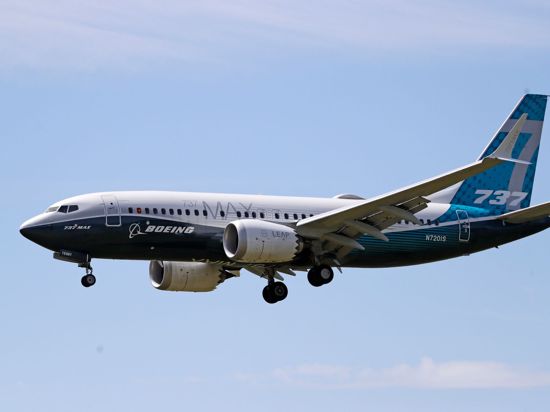 Eine Boeing 737 Max landet nach einem Testflug auf dem King County International Airport in Seattle.
