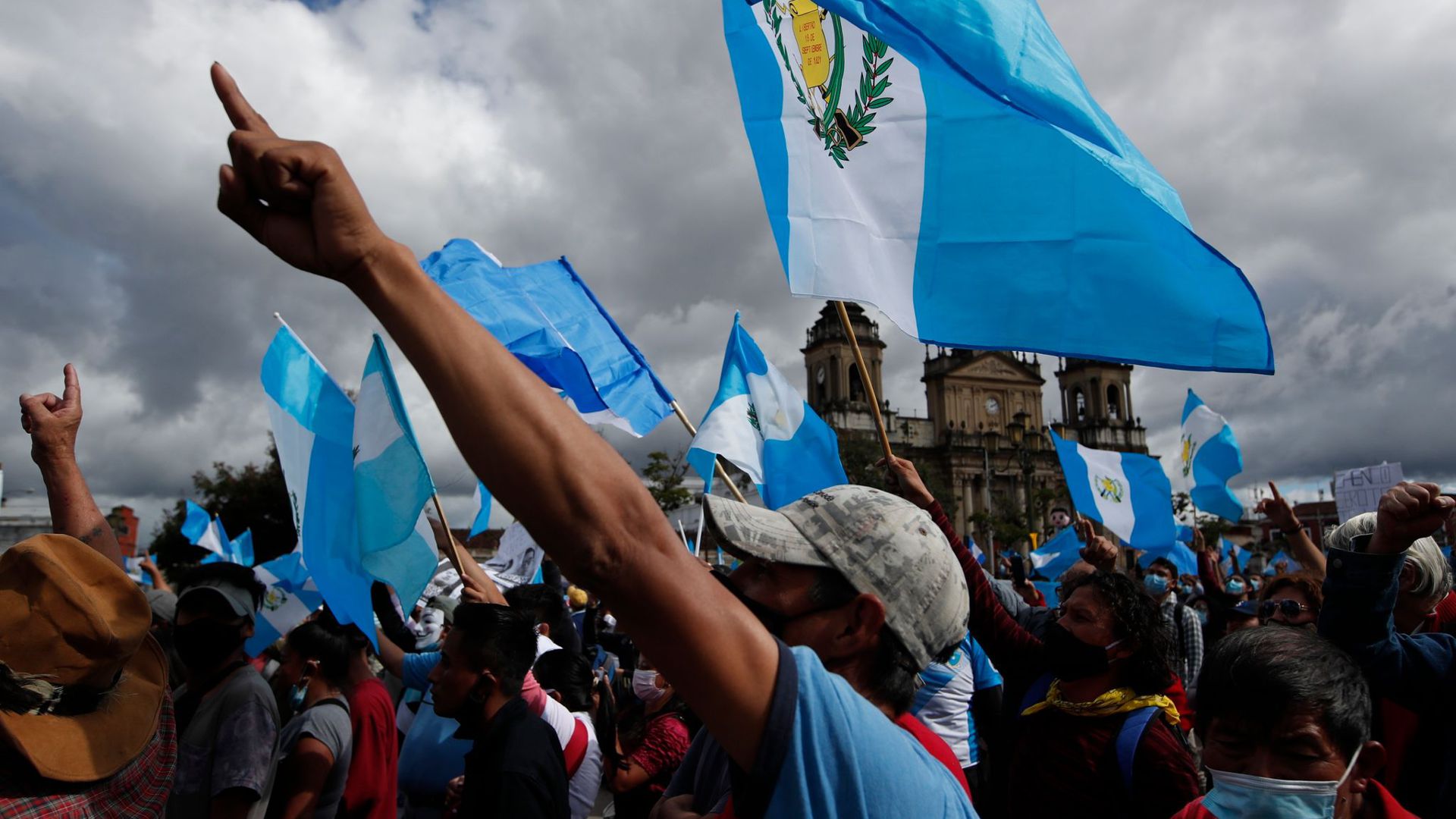 Hunderte Demonstranten protestieren in Guatemala-Stadt gegen die Regierung von Präsident Alejandro Giammattei.