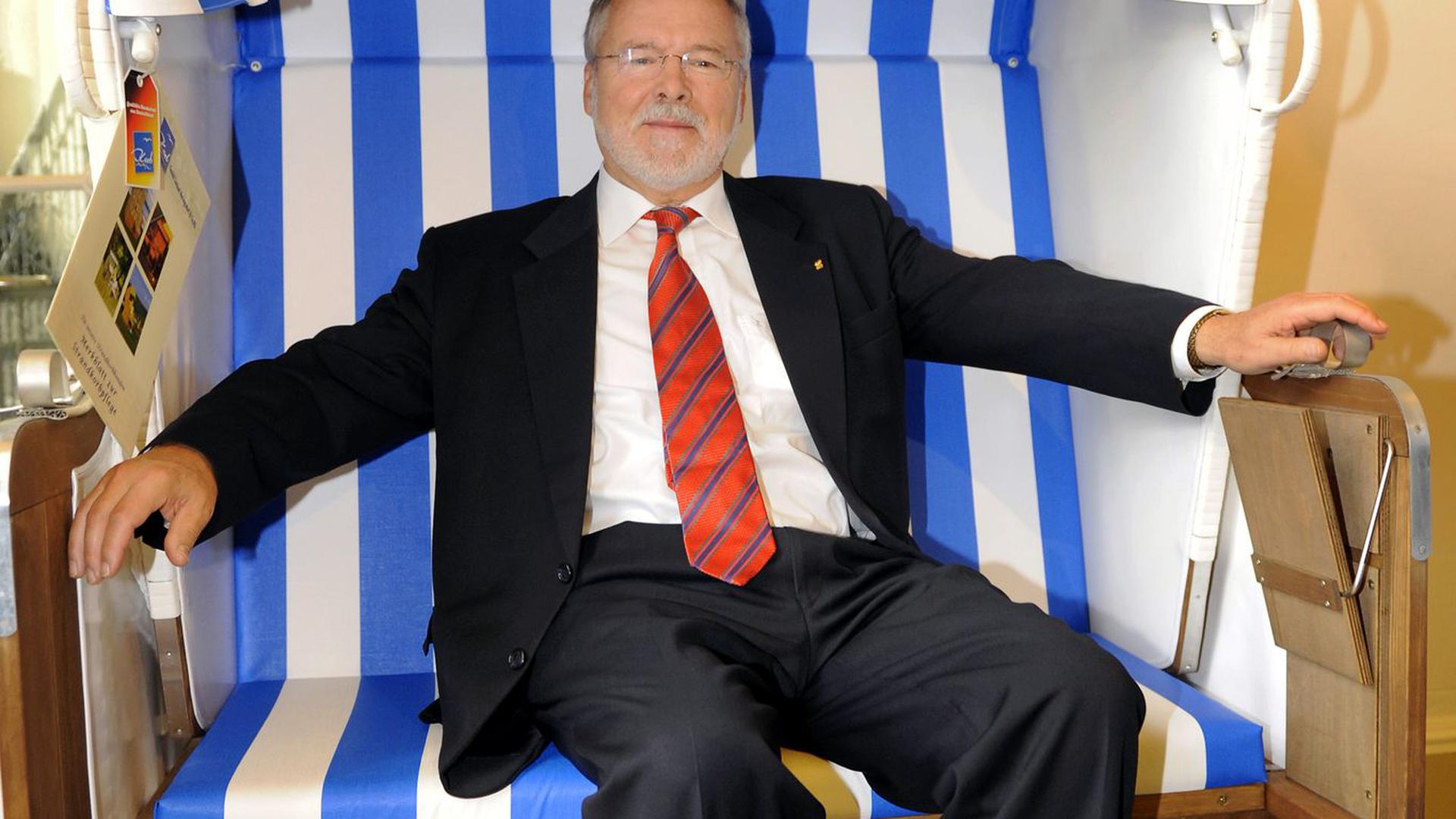 Der Ministerpräsident von Mecklenburg-Vorpommern, Harald Ringstorff, sitzt während seines Abschiedsempfangs im Jahr 2008 in Schwerin in einem Strandkorb, den er zuvor als Geschenk erhalten hatte.
