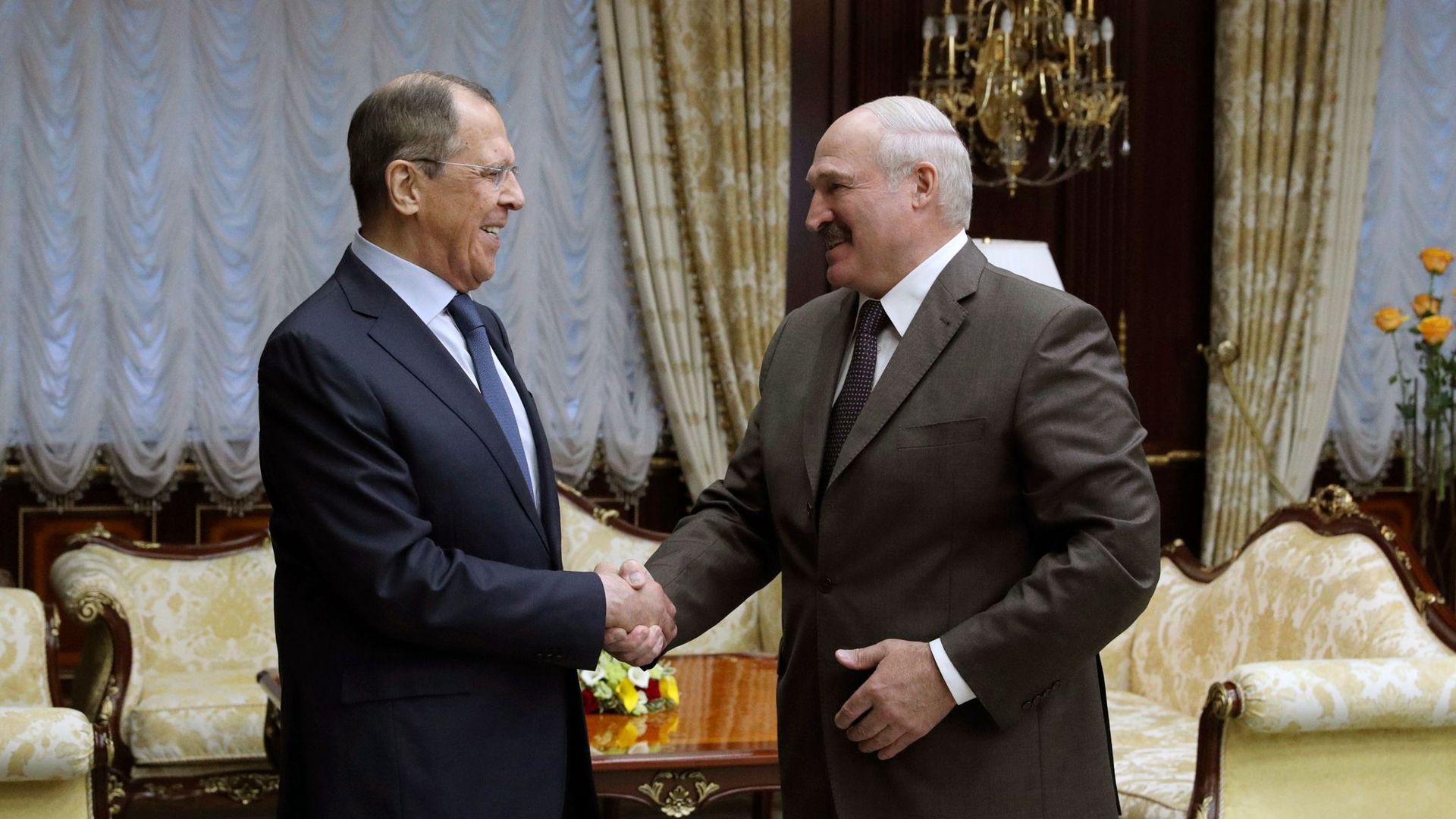 ARCHIV - Sergej Lawrow (l), Außenminister von Russland, schüttelt die Hand von Alexander Lukaschenko, Präsident von Belarus.