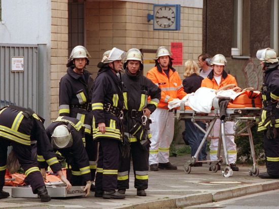 Das Archivbild zeigt Rettungskräfte bei der Versorgung von Verletzten vor dem S-Bahnhof Wehrhahn im Juli 2000.