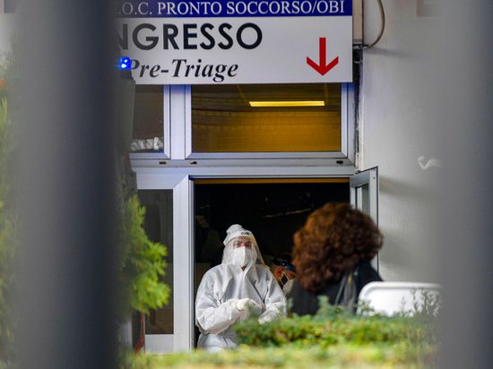 Medizinisches Personal in Schutzkleidung steht in der Notaufnahme des Cardarelli-Krankenhauses in Neapel an der Triage-Einteilung.