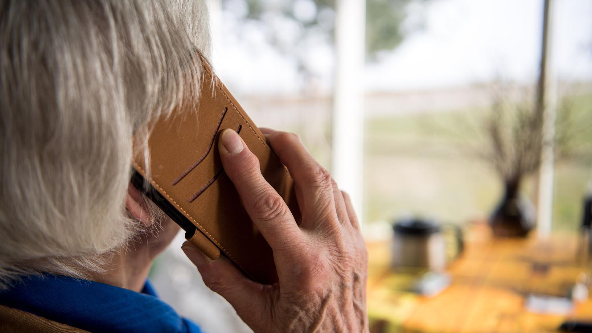 Seniorin am Telefon: Neben dem materiellen Schaden haben Anrufe für die Opfer auch häufig psychische Folgen.