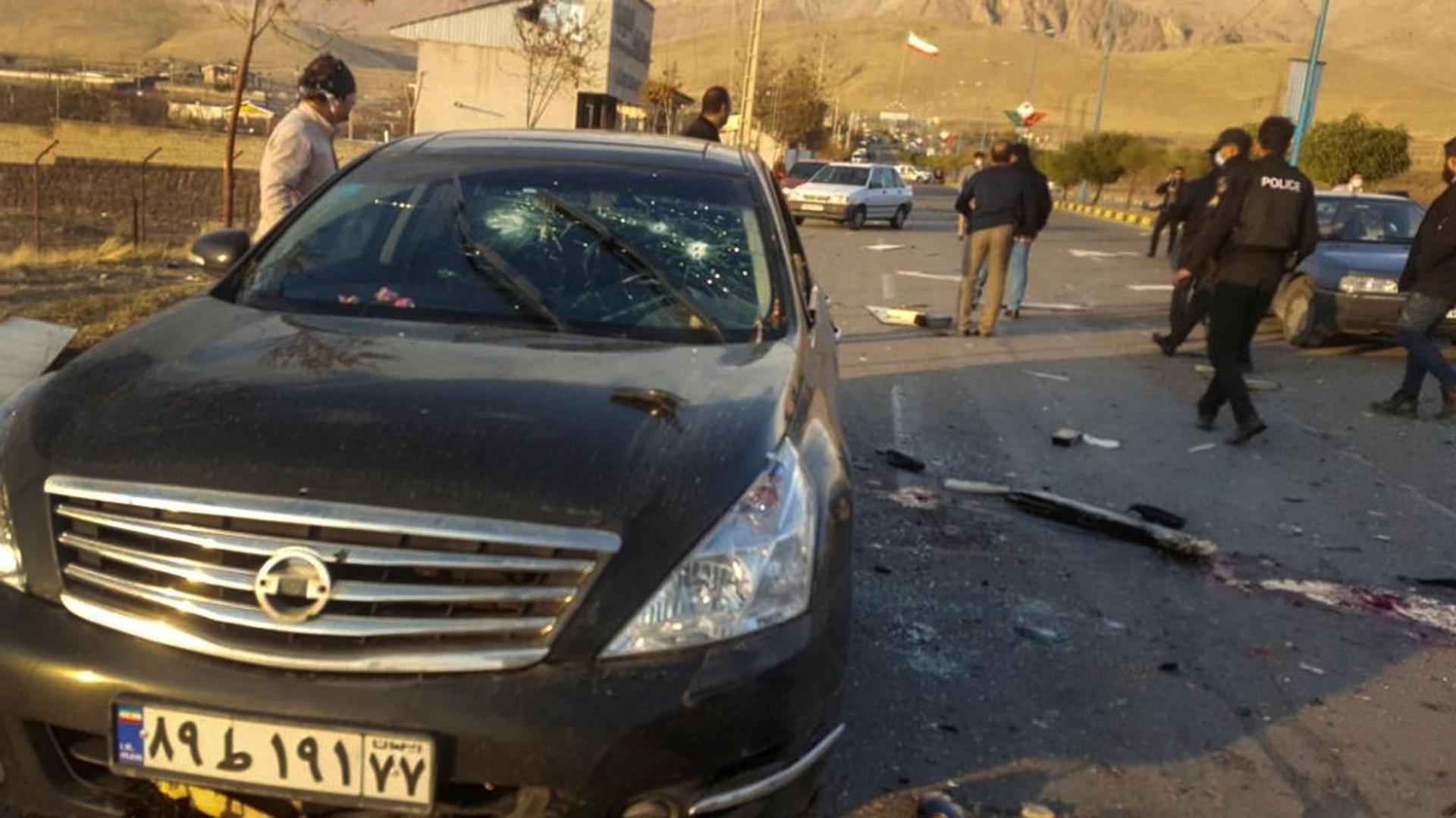 Iran zufolge zufolge wurde der Atomphysiker „von Terroristen“ in seinem Wagen angeschossen und schwer verletzt. Er sei später im Krankenhaus seinen Verletzungen erlegen.