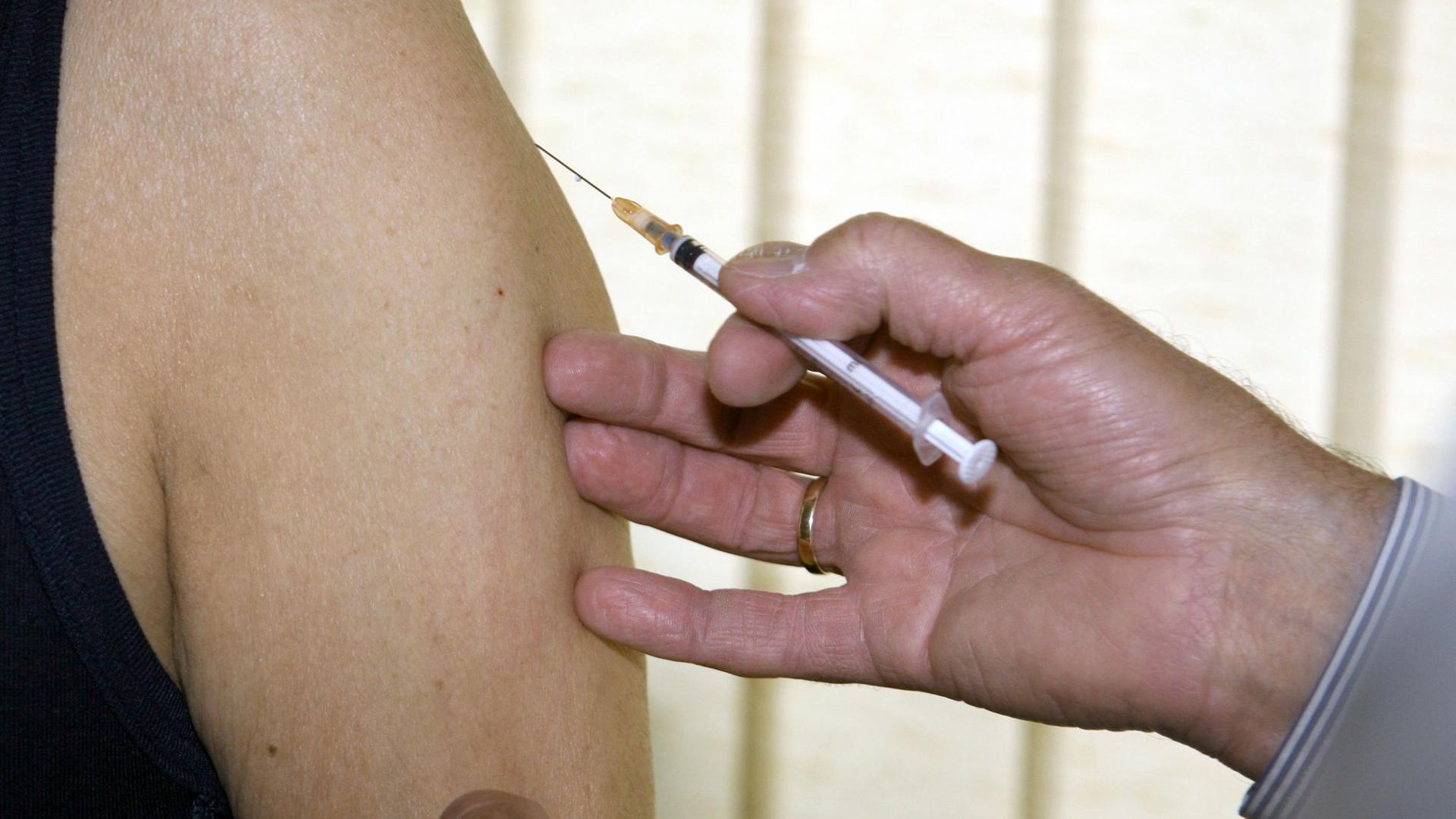 Im Dezember soll der erste Corona-Impfstoff zugelassen werden. Der Städtetag will, dass genügend Personal bereitgestellt wird.