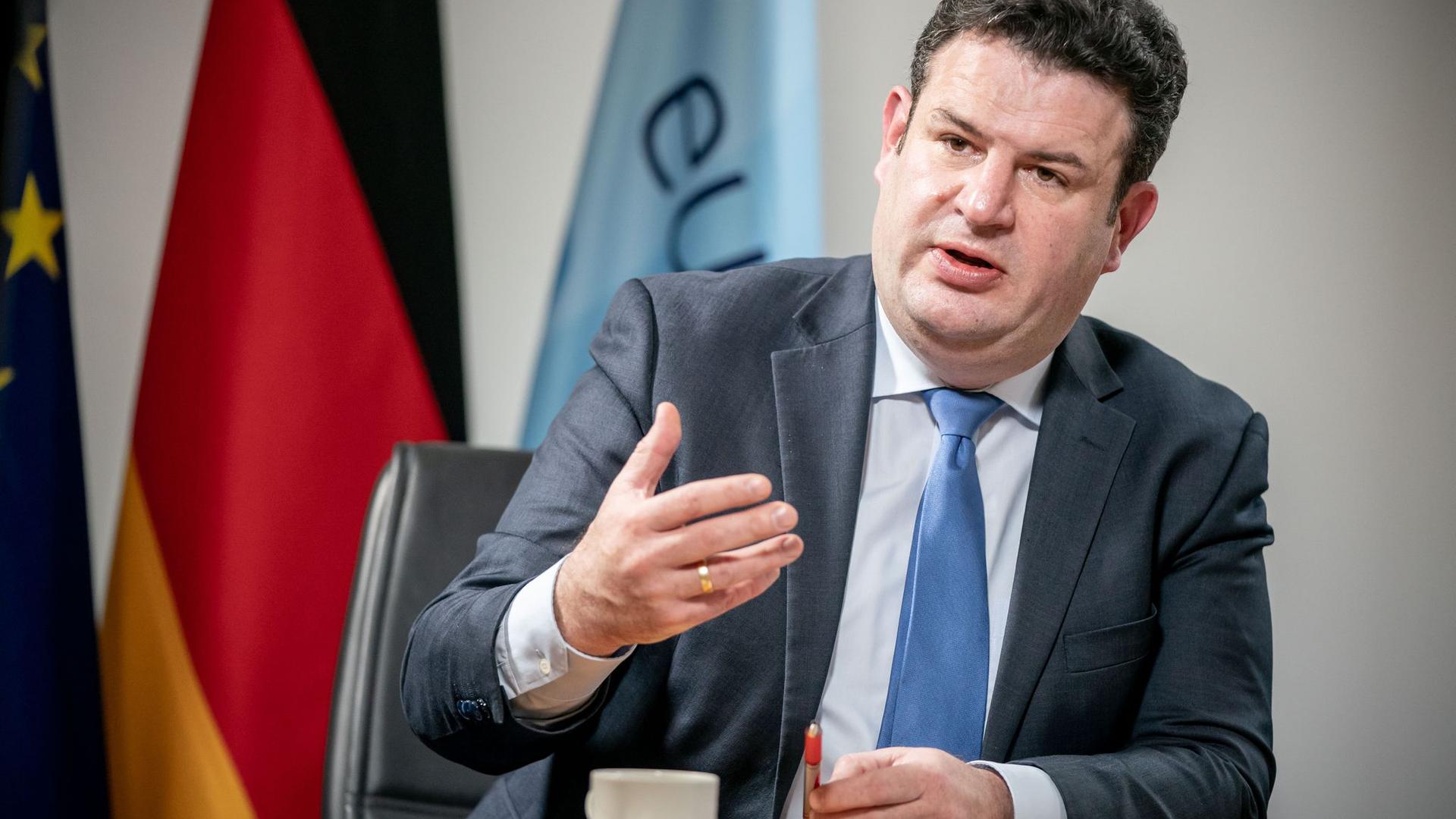 Hubertus Heil (SPD), Bundesminister für Arbeit und Soziales, aufgenommen im Arbeitsministerium bei einem Interview mit der dpa Deutsche Presse-Agentur.