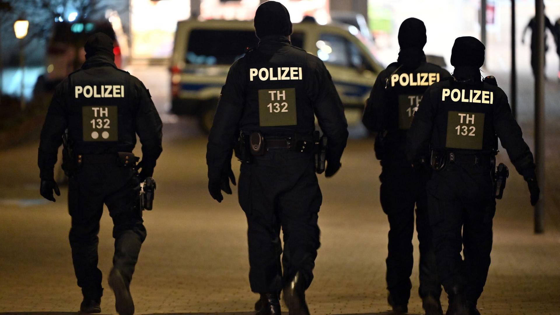 Polizisten patrouillieren durch die Innenstadt von Hildburghausen.