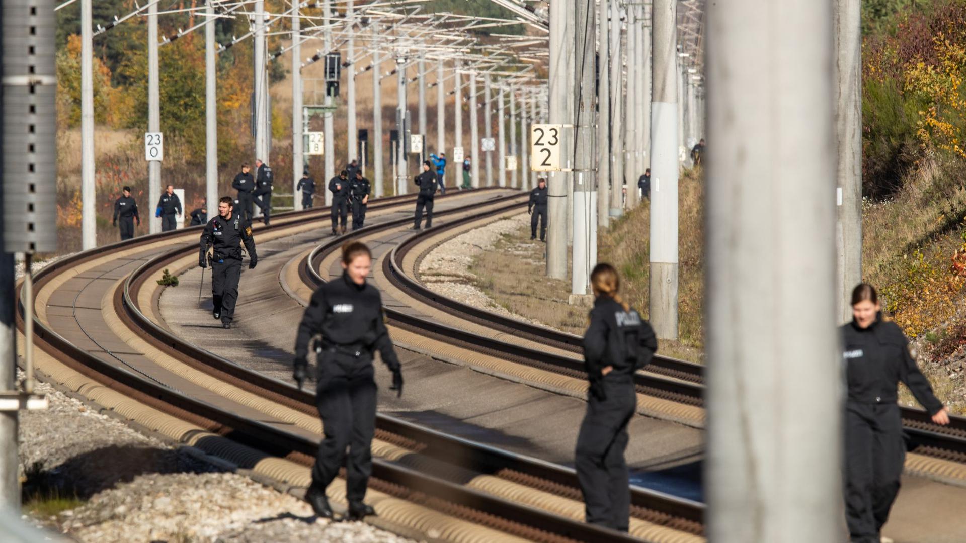 Polizistinnen und Polizisten suchen im Oktober 2018 auf der ICE-Strecke zwischen Nürnberg und München die Schienen ab. Der Angeklagte soll nach Angaben der Staatsanwaltschaft versucht haben, in Deutschland insgesamt vier Züge zum Entgleisen zu bringen.