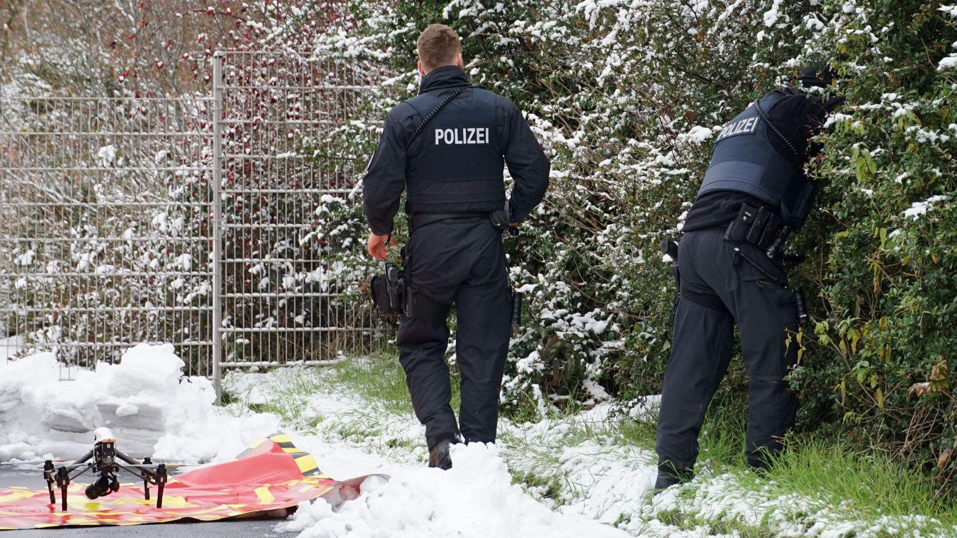 Polizisten suchen nach der Zweijährigen, die am am Montagabend in einem unbeobachteten Moment die elterliche Wohnung in einem Mehrfamilienhaus in Fulda verlassen hatte.