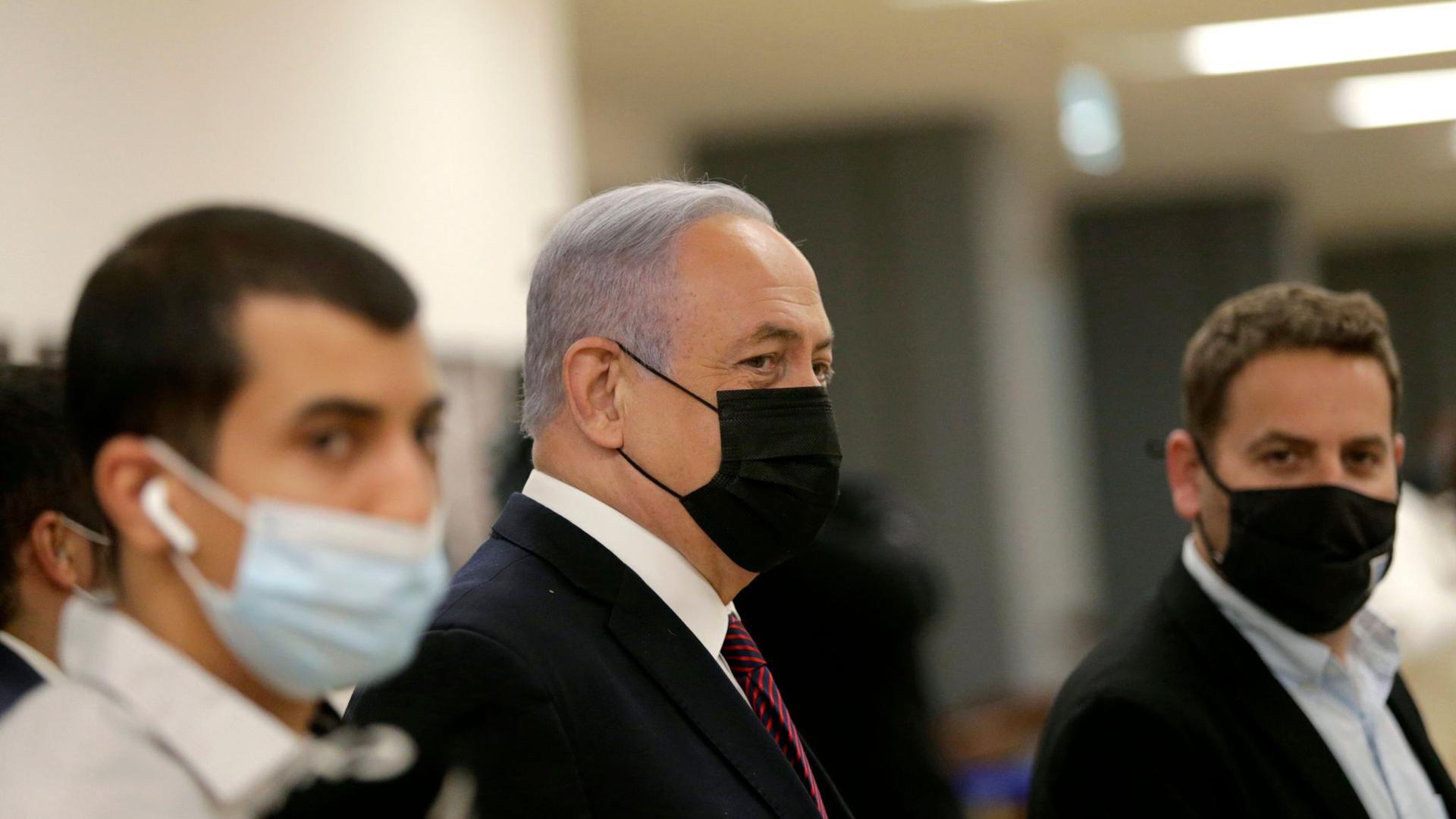 Benjamin Netanjahu (M), Ministerpräsident von Israel, trifft in der israelischen Knesset (Parlament) vor der Abstimmung über ihre Auflösung ein.