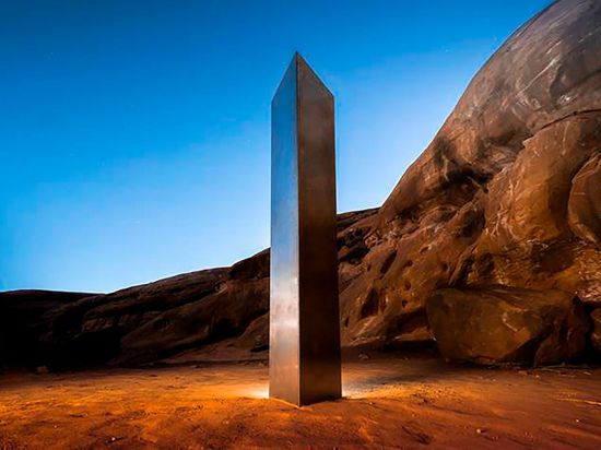 Ein Metall-Monolith, dreieckig, glänzend, fast vier Meter hoch, steht in einer Wüste  im Bezirk San Juan im Südosten von Utah in den USA.