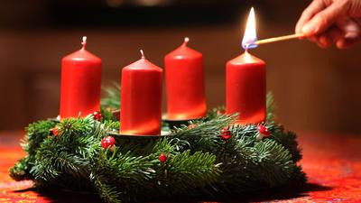In der Advents- und Weihnachtszeit kommt es immer wieder zu Unfällen mit Kerzen, offenem Feuer oder Wunderkerzen, bei denen sich Kinder verletzen.