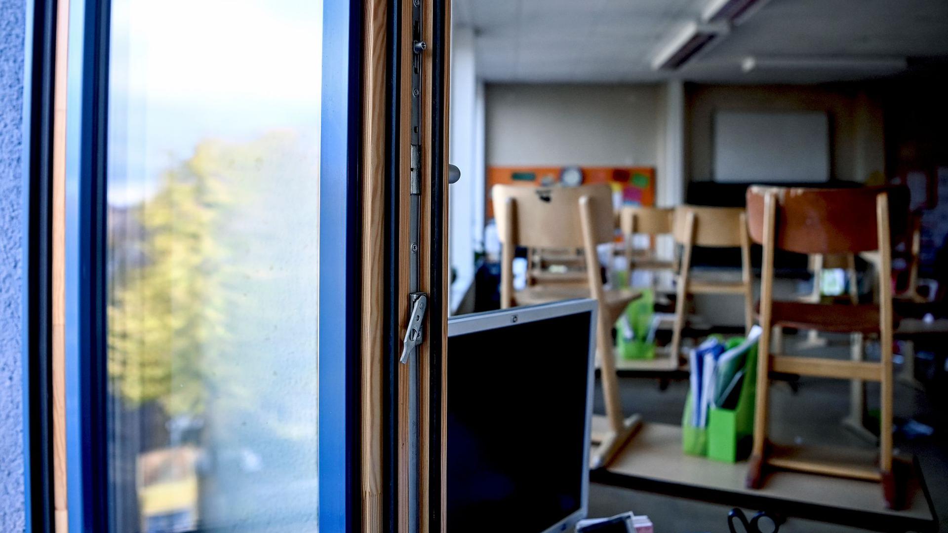 Ein Fenster in einem Klassenzimmer einer Grundschule ist zum Lüften geöffnet.