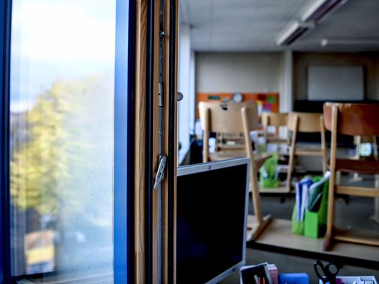 Ein Fenster in einem Klassenzimmer einer Grundschule ist zum Lüften geöffnet.