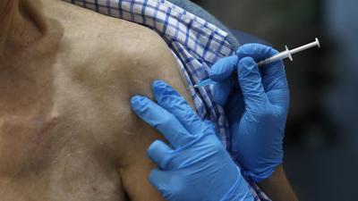 Eine Krankenschwester verabreicht den Corona-Impfstoff von Pfizer/Biontech im Guy's Hospital in London.