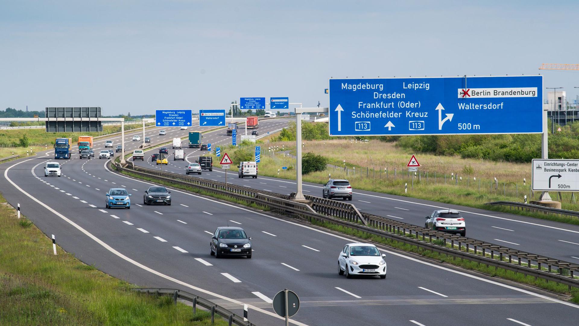 Auf einer Autobahn in Brandenburg sind im Mai verhältnismäßig wenige Autos unterwegs.