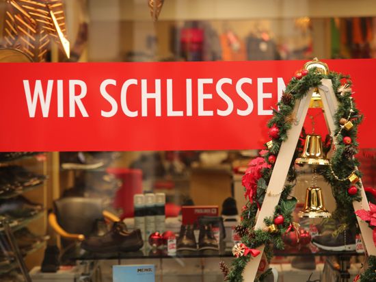 "Wir schließen“ ist am dritten Adventswochenende an einem Schuhgeschäft in der Innenstadt von Wernigerode zu lesen.