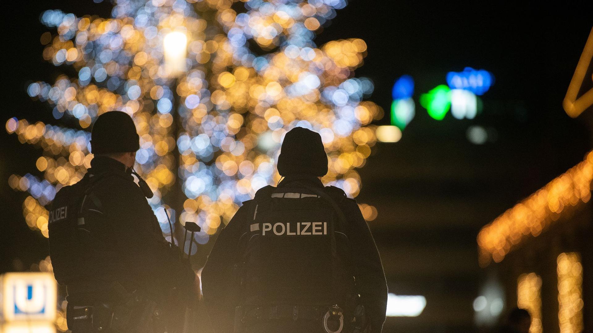 Polizeibeamte stehen auf dem Schlossplatz in Stuttgart vor dem Königsbau.