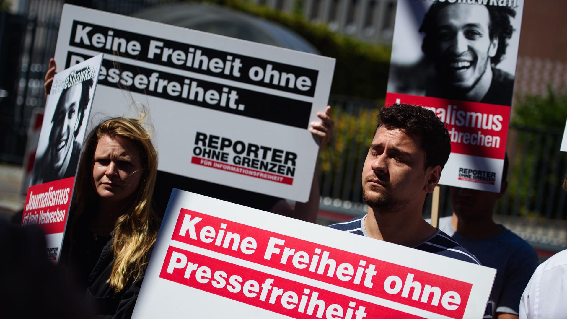 Mitarbeiter und Aktivisten von Reporter ohne Grenzen während einer Protestaktion.