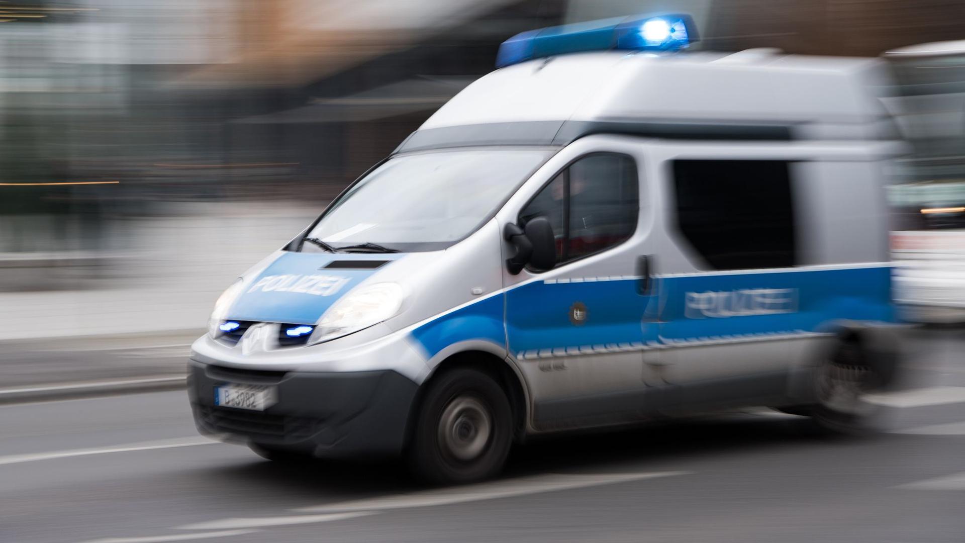 Mehrere Täter sind nach einem Raubüberfall in Berlin-Schöneberg auf der Flucht vor der Polizei (Archiv).