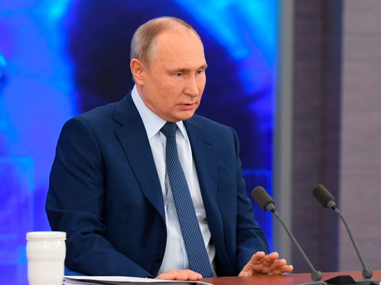 Der russische Präsident Wladimir Putin spricht bei der großen Pressekonferenz in Moskau per Video zu Medienvertretern.