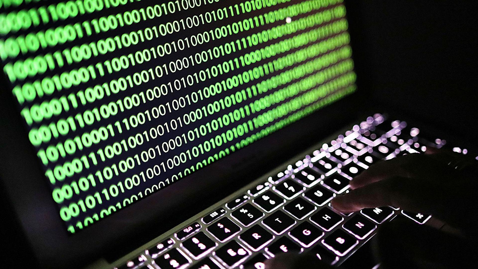 Binärcode auf einem Laptop. Amerikanische Regierungseinrichtungen werden seit Monaten von Hackern angegriffen.