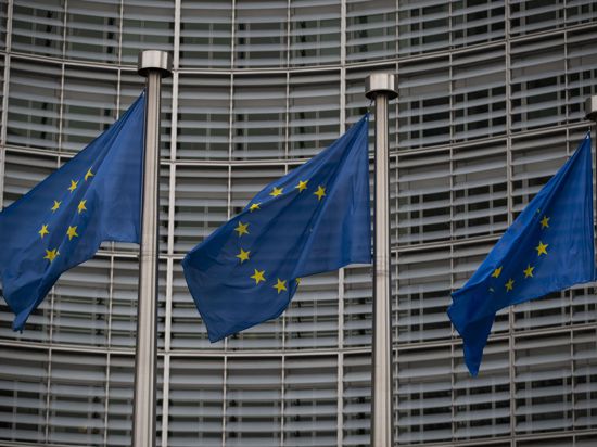 Europäische Flaggen wehen vor dem Berlaymont-Gebäude, dem Hauptsitz der Europäischen Kommission in Brüssel.