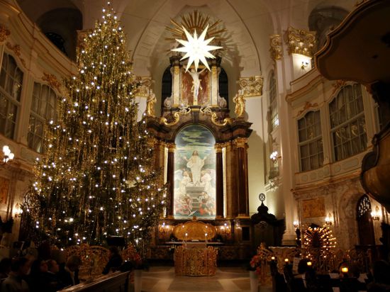 Ein geschmückter Tannenbaum steht bei einer Krippenandacht in der Hauptkirche St. Michaelis in Hamburg.