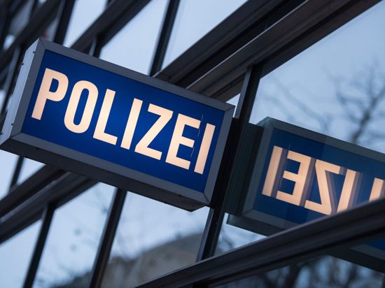 Der Schriftzug „Polizei“ an einem Polizeirevier.
