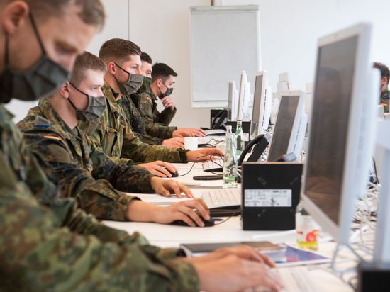 Soldaten der Bundeswehr helfen der Region Hannover bei der Nachverfolgung von Corona-Infektionsketten.