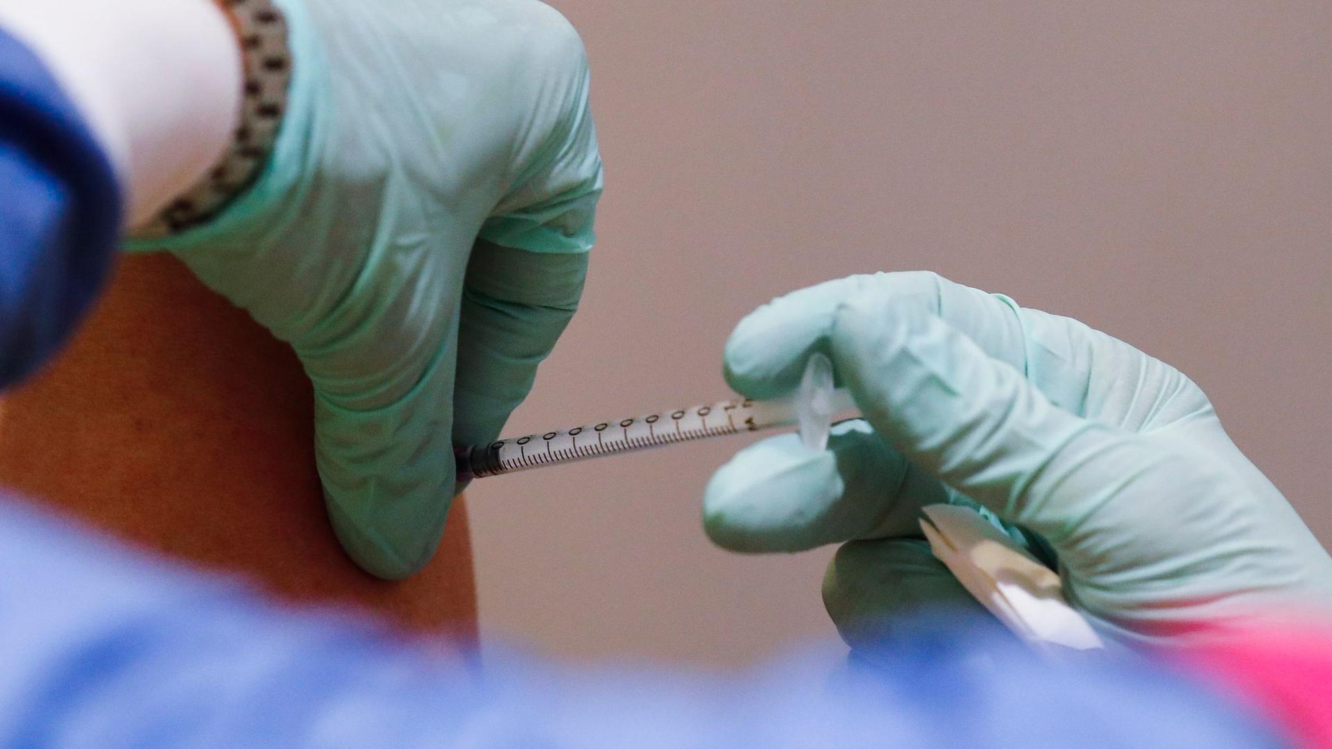 Eine Frau, die in einem Pflegeheim arbeitet, wird in Berlin gegen das Coronavirus geimpft.