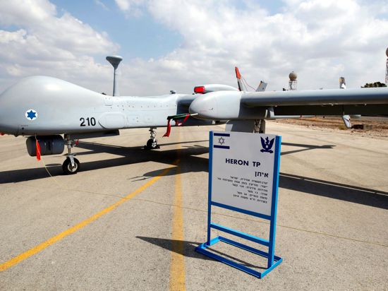 Eine israelische Drohne vom Typ Heron TP, die auch an die Bundeswehr geliefert werden soll, ist auf einer Luftwaffenbasis ausgestellt.
