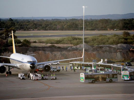 Im Rahmen der Rückholaktion der Bundesregierung gehen deutsche Kreuzfahrt-Passagiere im März auf dem Flughafen von Perth an Bord eines Flugzeugs von Condor, das sie nach Deutschland bringen soll (Symbol).