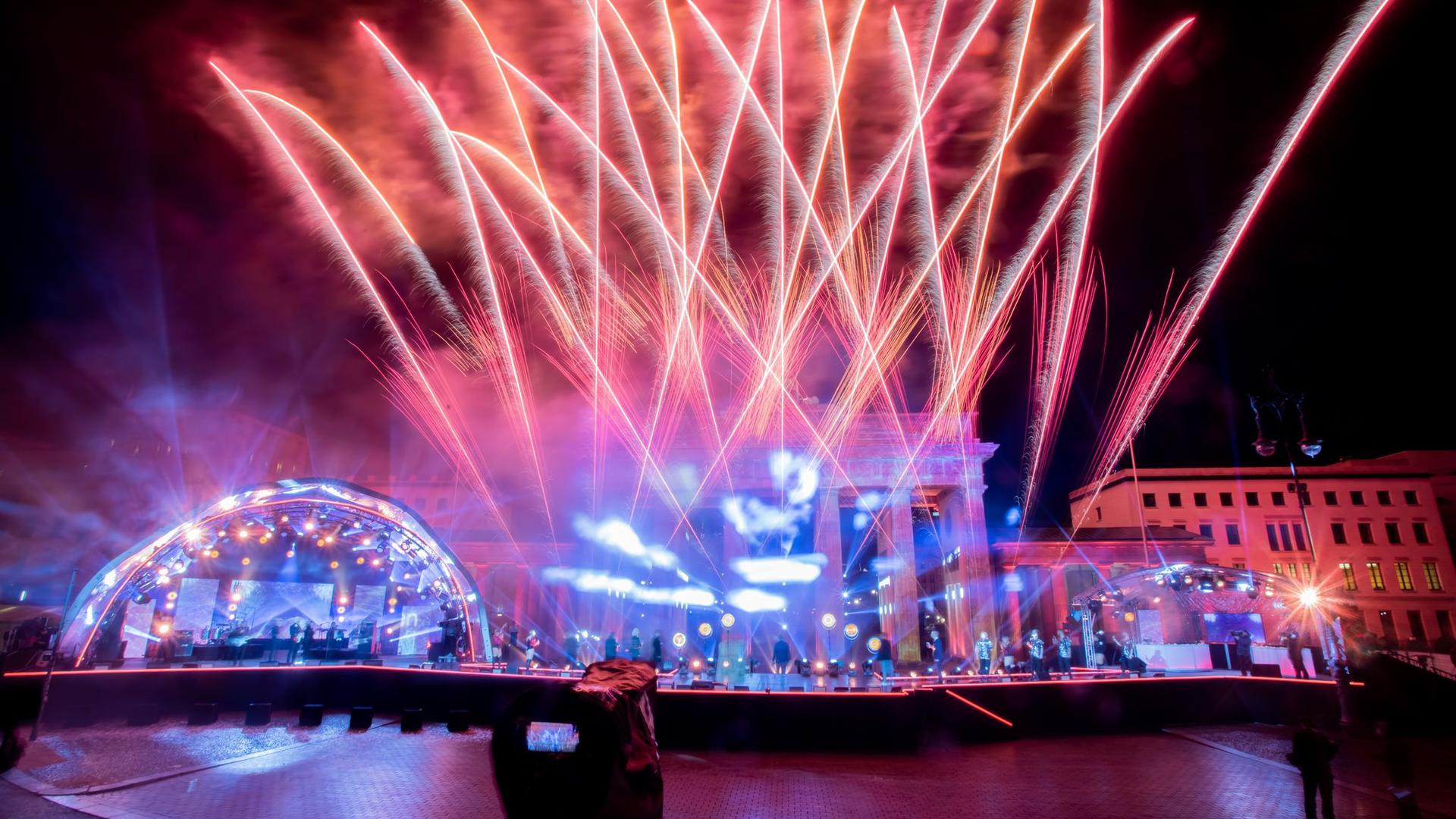 Ein Feuerwerk wird bei der ZDF-Silvestershow „Willkommen 2021“ am Brandenburger Tor gezündet.