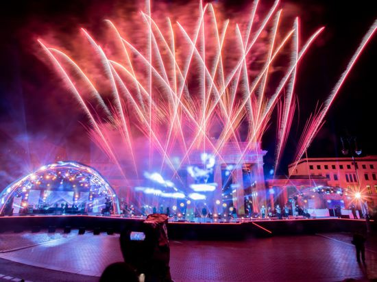 Ein Feuerwerk wird bei der ZDF-Silvestershow „Willkommen 2021“ am Brandenburger Tor gezündet.