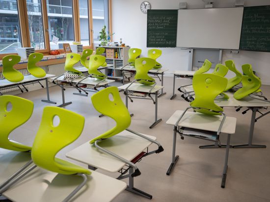 Stühle stehen in einer Gemeinschaftsschule in einer Grundschulklasse in Baden-Württemberg auf den Tischen.