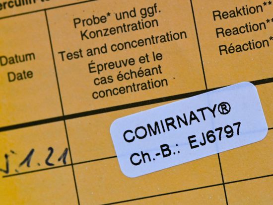 Die Zahl der ans Robert Koch-Institut (RKI) gemeldeten Impfungen gegen Covid-19 in Deutschland ist im Vergleich zum Vortag um mehr als 46 000 gestiegen. Seit dem Beginn der Impfkampagne Ende Dezember ist das Mittel damit nun mindestens 417 060 Menschen gespritzt worden.