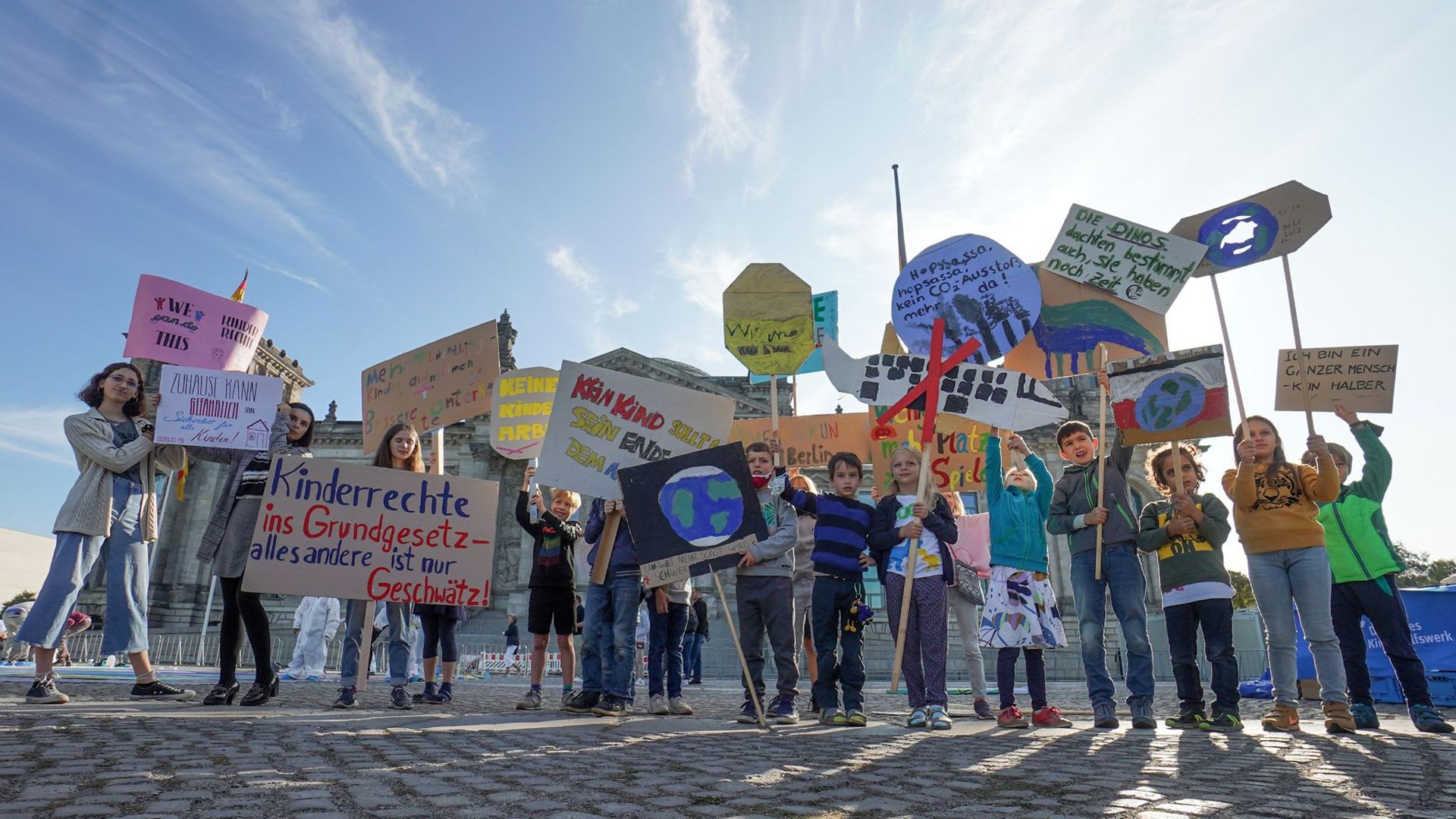 Demonstration am Weltkindertag in Berlin (Archiv). In ihrem Koalitionsvertrag hatten sich Union und SPD für ihre gemeinsame Regierungszeit vorgenommen, die Rechte von Kindern ausdrücklich ins Grundgesetz aufzunehmen. Kinderschutzorganisationen fordern das seit Jahren.