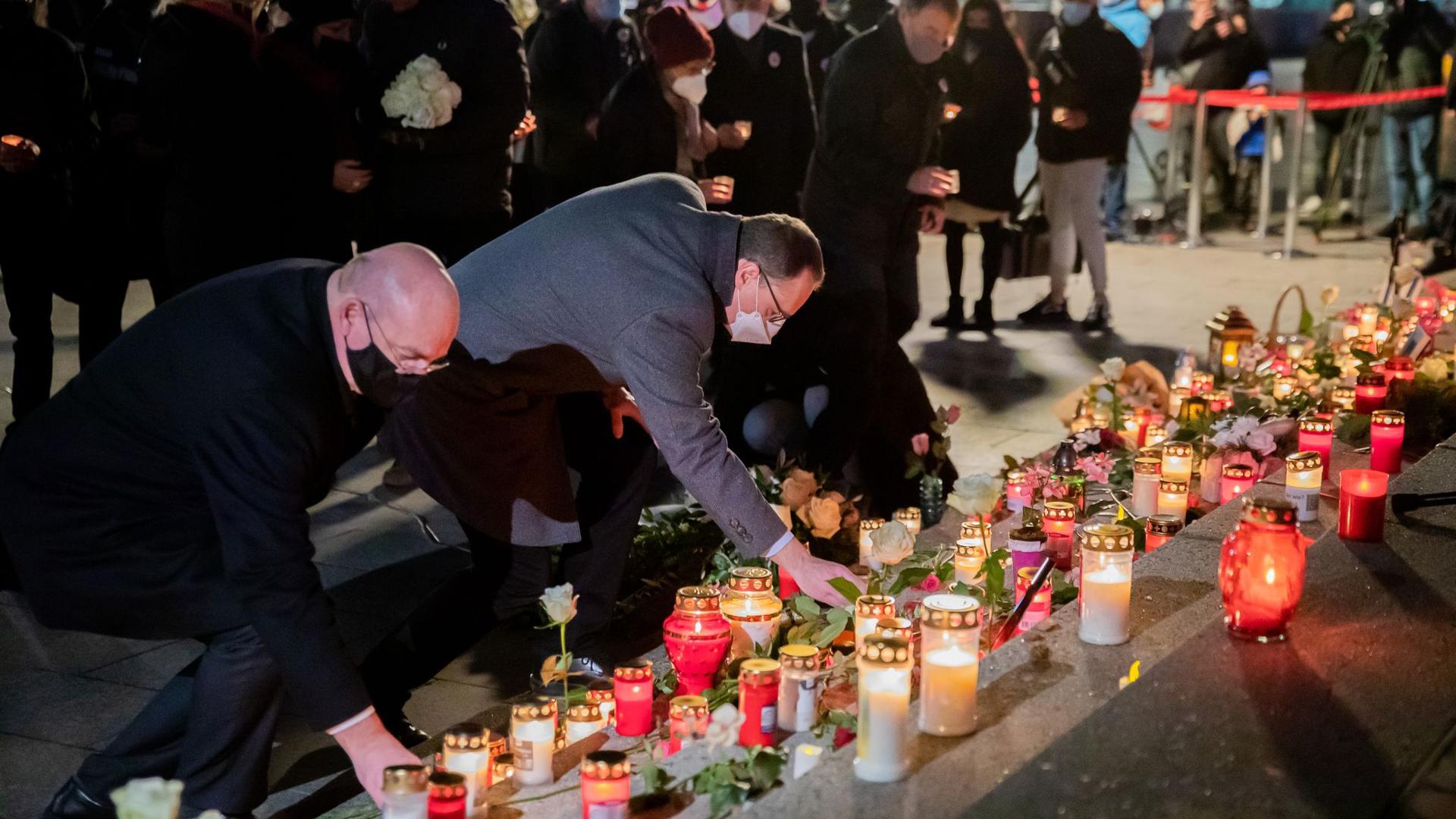 Michael Müller (SPD, M), Regierender Bürgermeister von Berlin, und Edgar Franke (SPD), Opferbeauftragter der Bundesregierung, legen bei einer Gedenkfeier am vierten Jahrestag des islamistischen Anschlags auf den Weihnachtsmarkt am Breitscheidplatz Kerzen nieder.