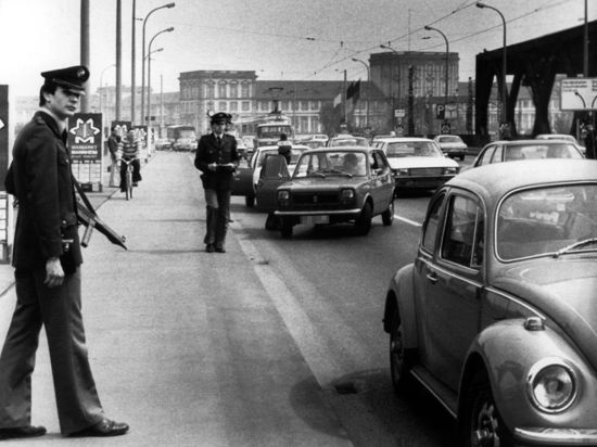In Mannheim wurde am 04.05.1977 Alarmfahndung ausgelöst, nachdem Passanten den flüchtigen 24-jährigen Anarchisten Christian Klar am Steuer eines Volkswagens gesehen haben wollen. (Archiv)