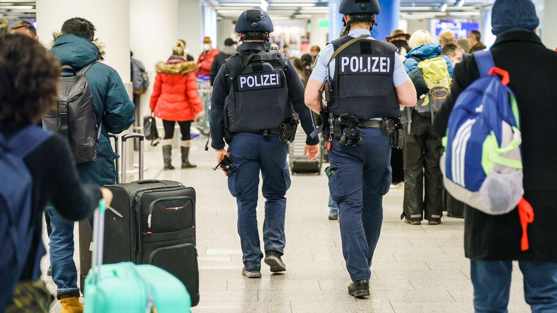 Polizisten patrouillieren durch das Terminal 1 im Flughafen Frankfurt.