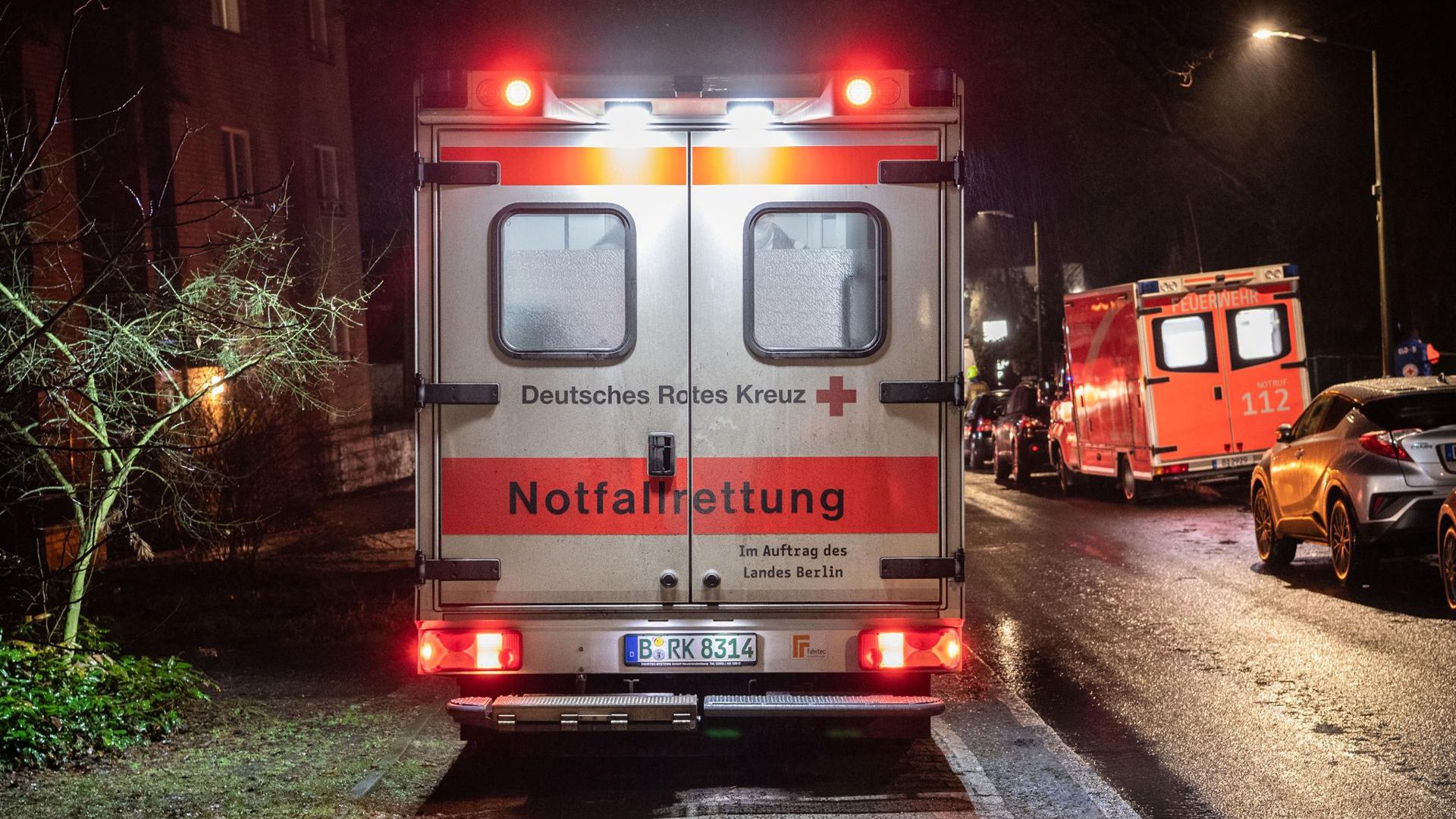 Mehrere Rettungswagen kümmern sich nach dem Brand in Berlin-Kladow um die Bewohner des Pflegeheims.