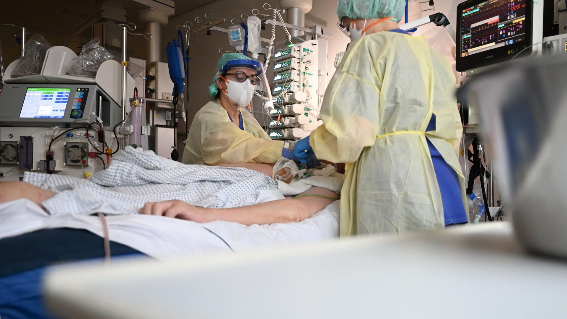 Ein Patient in Baden-Württemberg ist nach einer zweiten Corona-Infektion gestorben.