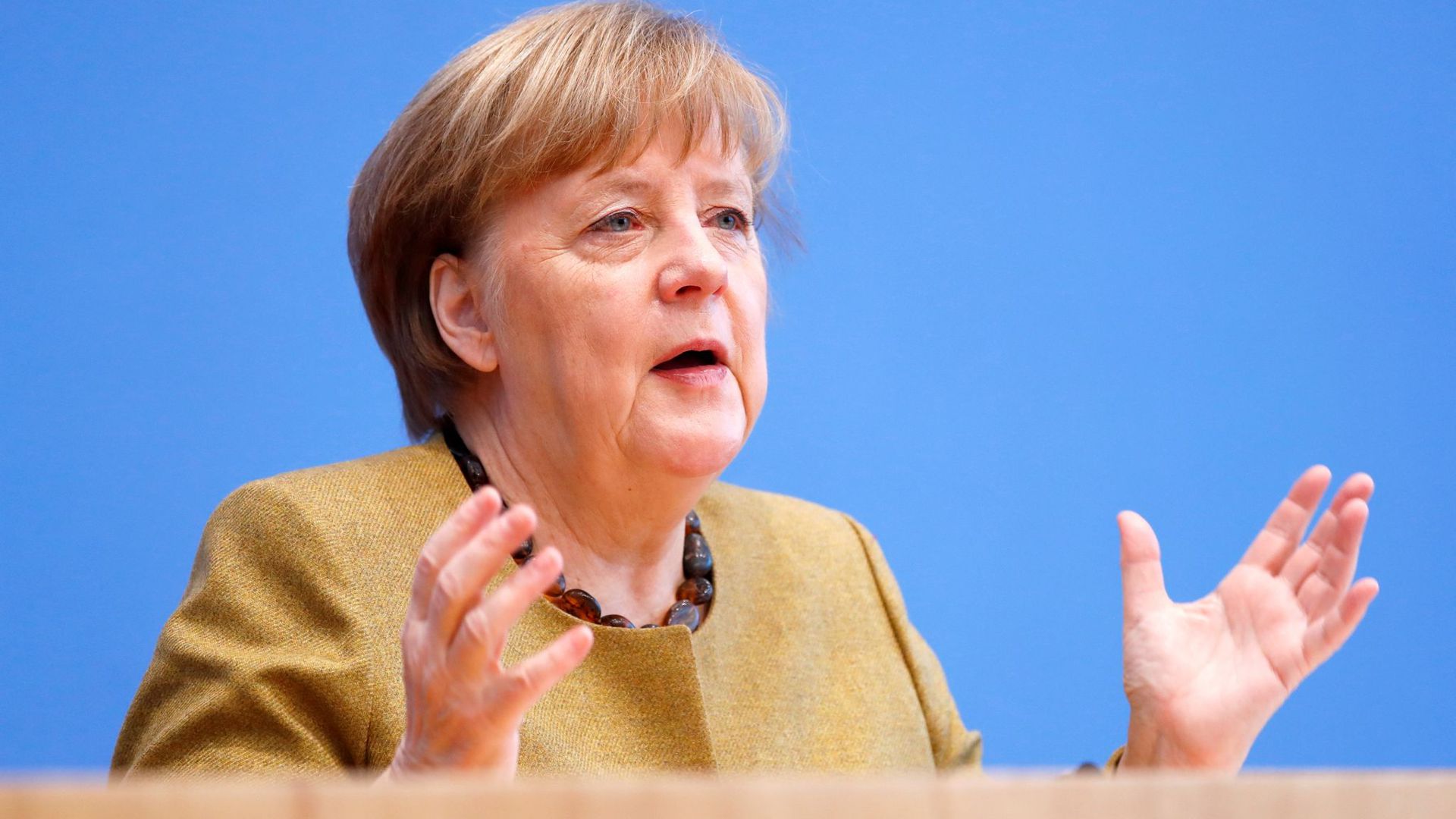 Bundeskanzlerin Angela Merkel (CDU) hat die Fortsetzung des Lockdowns in Deutschland verteidigt. Es ergebe sich derzeit ein sehr gespaltenes Bild, sagte sie am Donnerstag in Berlin.