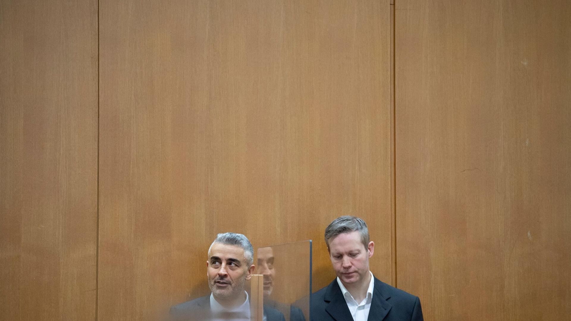 Die Vorwürfe gegen Stephan Ernst sind schwer, die Anklage fordert die Höchststrafe für den mutmaßlichen Mörder von Walter Lübcke. Hier neben seinem Verteidiger Mustafa Kaplan.