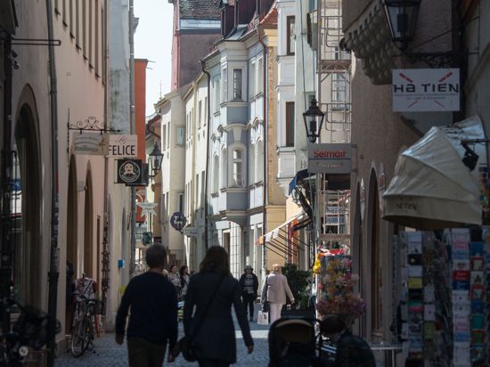 Eine Gasse in der Altstadt von Regensburg.  2020 lebte dort in 57,3 Prozent der Haushalte nur eine Person.