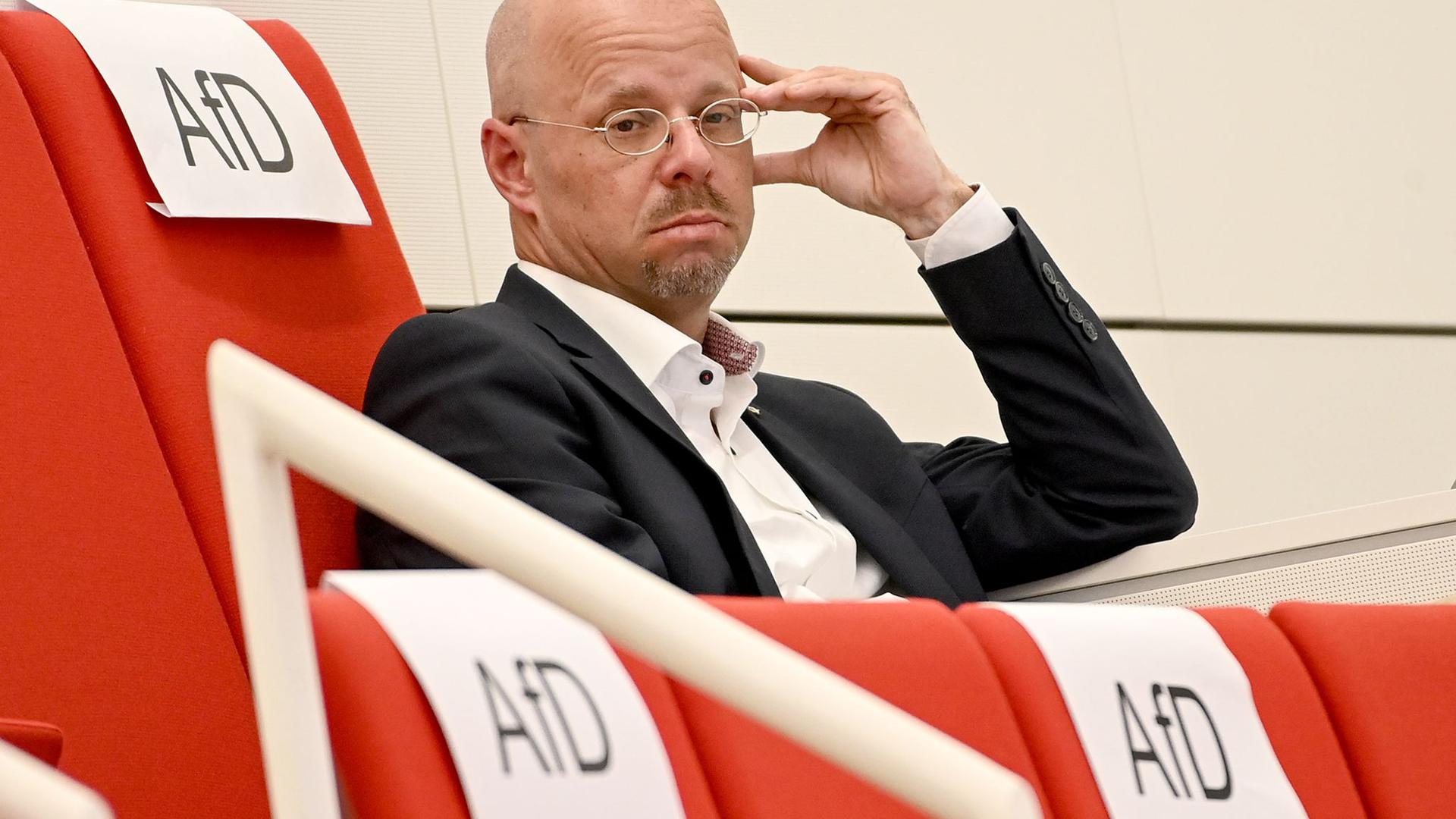 Andreas Kalbitz, Ex-Fraktionsvorsitzender der Brandenburger AfD, verfolgt im September 2020 von der Tribüne eine Sitzung des Landtags in Potsdam.