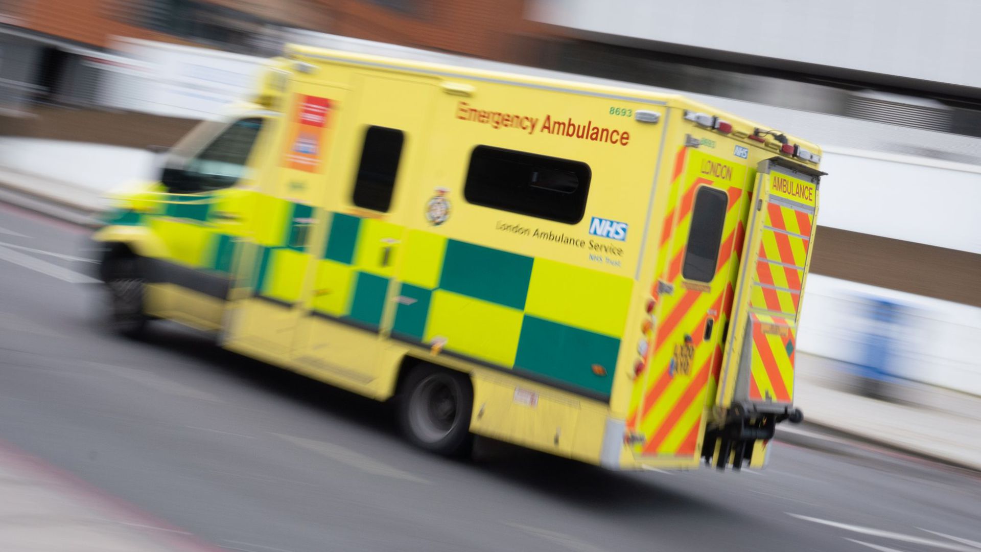 Ein Krankenwagen kommt im Zentrum Londons vor einem Hospital an.